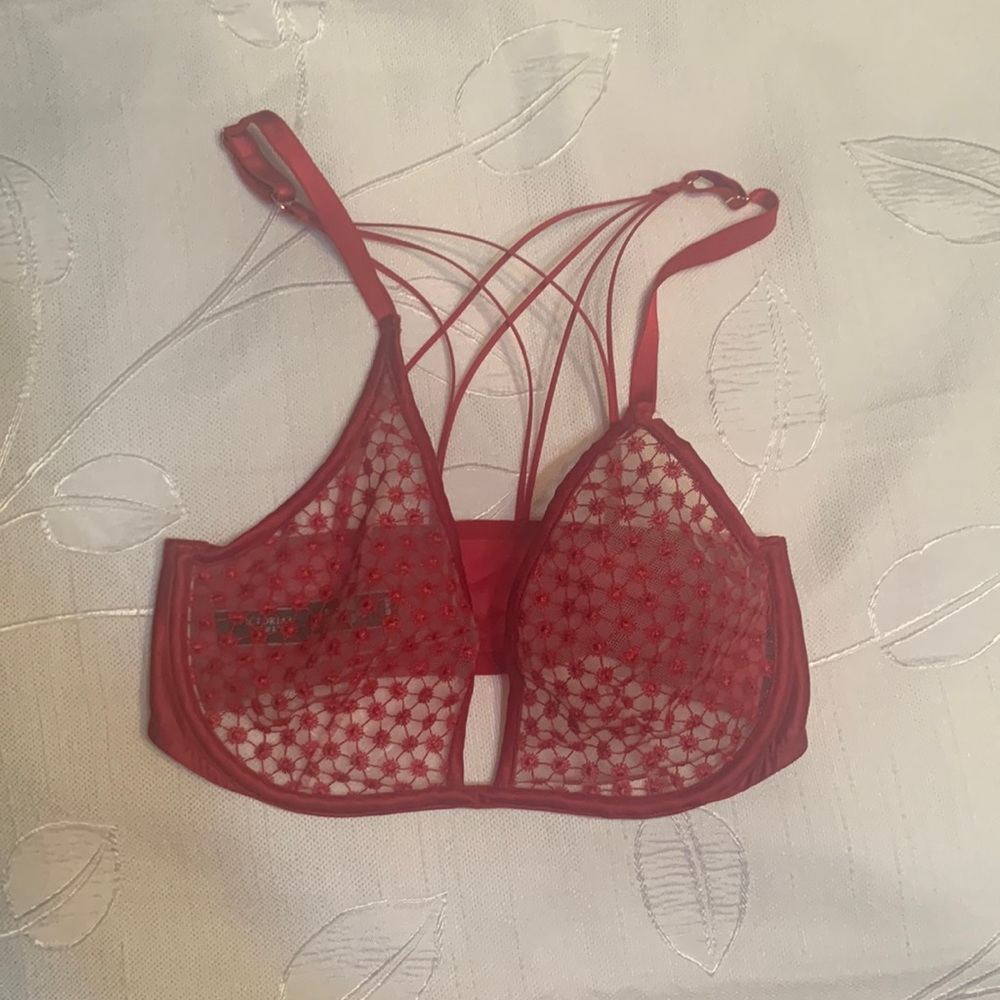 Sold! Victoria’s Secret bra red